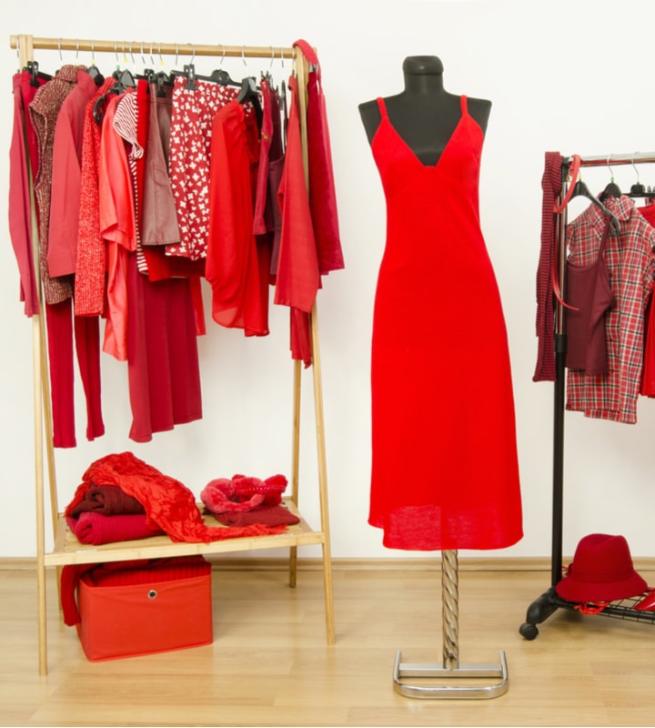röda klänningar på ställning
